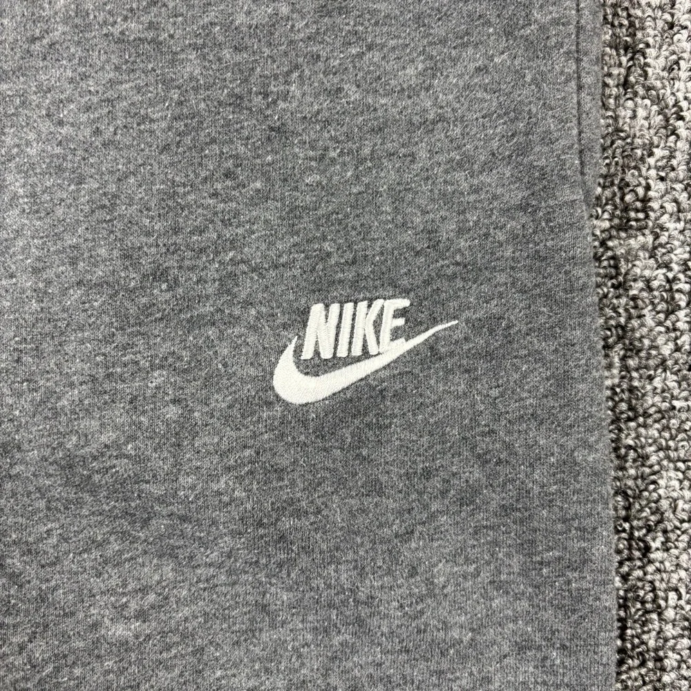 Nike features logo